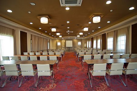 Billiger, moderner Konferenzsaal im Hotel Gastland M0 nicht weit von Budapest