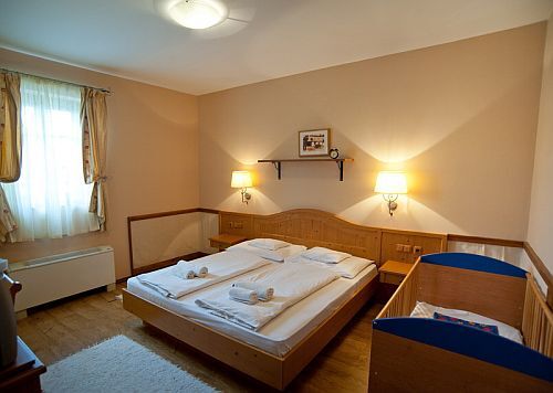 Hotel Gastland M1 in Paty - billiges Zimmer in Ungarn - Hotel Gastland M1