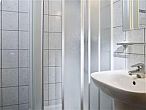 Jagello Hotel in Budapest - Zimmer mit Dusche im Badezimmer