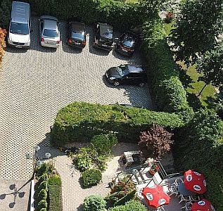 Garten und Parkplatz ins Hotel Corvin Budapest - nahe im Satdtzentrum Budapest