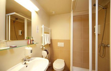 Hotel Erzsebet Kiralyne Godollo -  elegantes, schönes Badezimmer in Gödöllö