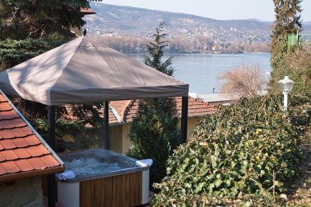Jacuzzi im Freien mit Panorama auf die Donau in Hotel Var und Schlosshotel