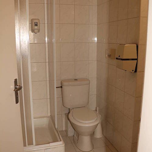 Badezimmer im CE Bestline Hotel in Budapest, Unterkunft zu günstigen Preisen