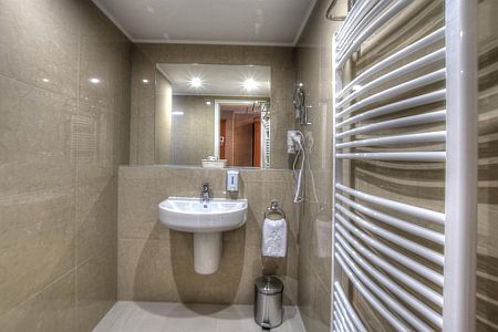 Hotel Anna Budapest - schönes neues sauberes Badezimmer in Buda