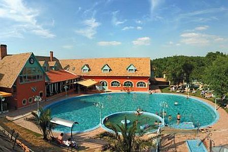 Schwimmbad im Freien im Termalhotel Liget - 3-Sterne-Wellnesshotel in Erd, 15 km von Budapest