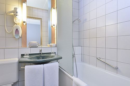 Badezimmer im Hotel Ibis CitySouth***