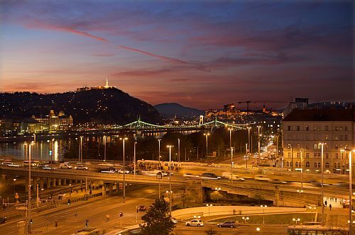 Ibis Styles Budapest City - Panorama vom Hotel auf die Donau, den Gellert-Berg und die Petöfi-Brücke
